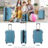 Familie mit Reisekofferset in Ice Blue, bestehend aus einem großen und einem kleinen Koffer, die fröhlich vor den Koffern sitzen. Die Koffer sind mit Zwillingsrollen ausgestattet und bieten höchsten Komfort beim Reisen.