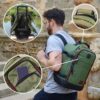 Cabin Max Handgepäck Rucksack 40x20x25 cm in olivgrün mit roten Akzenten, ideal für Reisen mit leichtem Gepäck, aus recyceltem Polyester gefertigt, detaillierte Ansicht mit ergonomischen gepolsterten Trägern und funktionalen Fächern.