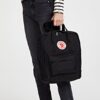 Fjällräven Kånken Rucksack in Schwarz, ideal für Alltag und Outdoor-Aktivitäten, mit verstellbaren Schultergurten, Fronttasche und Sitzkissen.