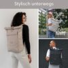 Larkson Rolltop Rucksack in beige, getragen von verschiedenen Personen in urbanem Umfeld, ideal für Uni, Reisen und Freizeit.