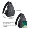Vielseitige MOSISO Brusttasche Sling Bag in Grau mit asymmetrischem Design, ideal für Reisen und Outdoor-Aktivitäten, bietet Stauraum für Tablets und Zubehör.