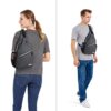 MOSISO Brusttasche Sling Bag in elegantem Grau, getragen von modischen Benutzerinnen und Benutzern, ideal für Aktivitäten wie Wandern und Radfahren.