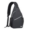 Vielseitige MOSISO Brusttasche Sling Bag in elegantem Raum Grau mit asymmetrischer Form, gepolstertem Schultergurt und mehreren Fächern für Technik und persönliche Utensilien.