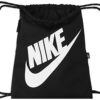 Nike DC4245 NK HERITAGE DRAWSTRING unisex Sporttasche in schwarz mit weißem Logo, ideal für Sport, Freizeit und Reisen.