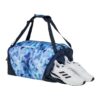 Satch Blurry Sky Sporttasche mit wolkenähnlichem Muster in Blau und weißen Sport-Schuhen, ideal für Fitness und Freizeit.