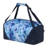 Satch Blurry Sky Sporttasche in modernem Design mit wolkenähnlichem Muster in verschiedenen Blautönen, ideal für Sport und Freizeit.