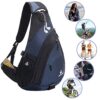Moderner Sling Backpack in Blau und Schwarz, ideal für Outdoor-Aktivitäten, aus wasserdichtem Material mit großem Hauptfach für 14" Laptop und mehreren Fächern für optimalen Stauraum.