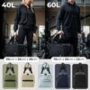 Zwei Personen präsentieren unterschiedliche Sporttaschen in schwarz, eine 40L und eine 60L, ideal für Fitness und Reisen. Im Hintergrund sind unscharfe Umrisse eines Fitnessstudios zu erkennen.