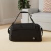 Schwarze Sporttasche mit Rucksack-Funktion und verschiedenen Fächern für Schuhe und nasse Kleidung, ideal für Fitness und Reisen.