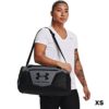 Sportliche Person mit Under Armour Unisex UA Undeniable 5.0 Duffle SM Backpack in der Hand, geeignet für Sport und Freizeit.