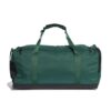 adidas Unisex Essentials Linear Duffel Bag in Collegiate Green/Black, ideale Sport- und Reisetasche mit großzügigem Volumen und durchdachtem Design.