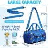 Kasgo Sporttasche für Kinder in Blau mit bunten Fahrzeugmotiven, ideal für Sport und Reisen, wasserabweisend und mit praktischem Schuhfach.
