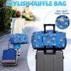Ein Junge zieht eine bunte Kasgo Sporttasche mit Fahrzeugmotiven auf einem Rollkoffer, bereit für ein Abenteuer. Die Tasche ist wasserabweisend und ideal für Kinder, die ihre Sachen stilvoll transportieren möchten.