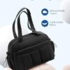 Schwarze wasserabweisende Puffer Reisetasche mit mehreren Fächern und modernem Design, geeignet für Sport, Reisen und Fitness, 24 Liter Volumen.