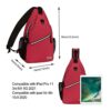 Hochwertige rote Brusttasche Sling Bag aus Polyester, ideal für Reisen und Outdoor-Aktivitäten, präsentiert von vorne und mit iPad zur Größenveranschaulichung.