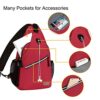 Roter Sling Bag aus Polyester mit asymmetrischem Design, ideales Zubehör für Sport und Reisen, ausgestattet mit praktischen Fächern und Kopfhöreranschluss.