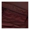 Detailaufnahme der Satch Nordic Ruby Sporttasche mit einem gefächerten Innenraum, Schultergurt und Reißverschluss in weinroter Farbe, ideal für sportliche Aktivitäten.