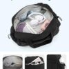 Schwarze wasserabweisende Reisetasche mit gut strukturiertem Innenraum, die ideal für Sport, Reisen und Fitness geeignet ist.