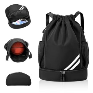 Schwarzer Sportbeutel mit Schuhfach und Kordelzug, ideal für Sport und Freizeitaktivitäten, inklusive Basketball und stylischem Baseballcap.