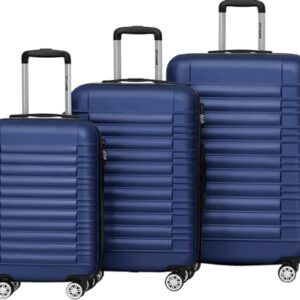 Drei blaue Koffer stehen nebeneinander, der linke Koffer hat den Griff nach oben gestellt. Alle drei Koffer haben schwarze Räder und Griffe. Sie stehen gegen einen weißen Hintergrund.