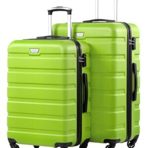 Zwei identische gelbe Reisetaschen mit schwarzen Rädern und silbernen Griffen. Die linke Tasche ist leicht voraus der rechten. Jede Tasche hat ein kleines Logo auf ihrer Vorderseite. Beide sind mit TSA-genehmigten Schlossern ausgestattet und haben jeweils 4 Rollen.