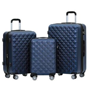 Ein Set aus vier blauen Koffern mit Diamantmuster stehen nebeneinander gegen einen weißen Hintergrund. Jeder Koffer ist mit Rädern und Griffen auf dem Deckel ausgestattet, bereit für die Reise.