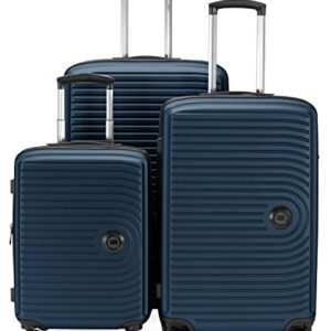 Drei blaue Reisesäcke sitzen nebeneinander. Der erste ist mittelgroß und hat einen schwarzen Griff mit einem silbernen Grund. Der zweite ist leicht größer und hat eine ähnliche Gestaltung. Der dritte ist der größte der drei und hat ebenfalls einen schwarzen Griff mit einem silbernen Grund.