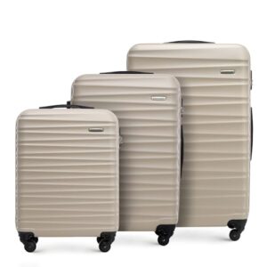 Drei Reisekoffer in beige Farbe, bestehend aus einem großen Koffer mit zwei Griffen und Rollen und zwei kleineren Köfferchen mit einem Griff und einer Rolle. Der große Koffer wird als Führer der Gruppe dargestellt.